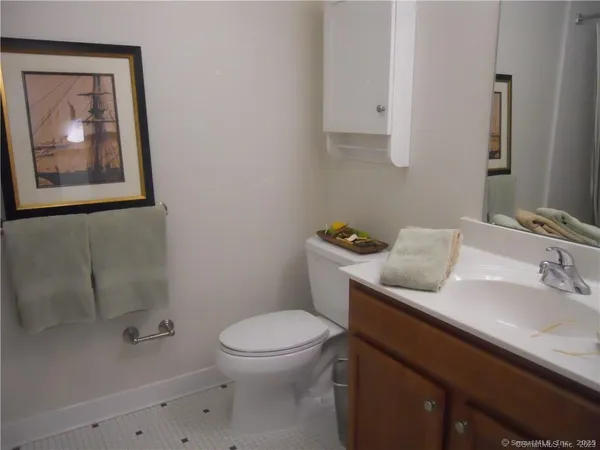 $2,400 | 2 Westwood Drive, Unit 2, Stamford, CT 06902