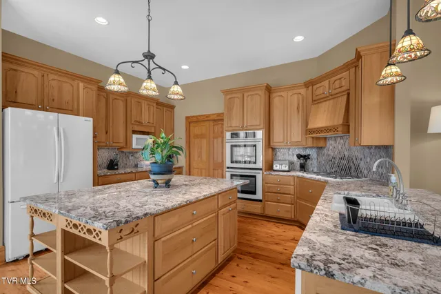 $999,900 | 1869 Dry Hill Road, Butler, TN 37640