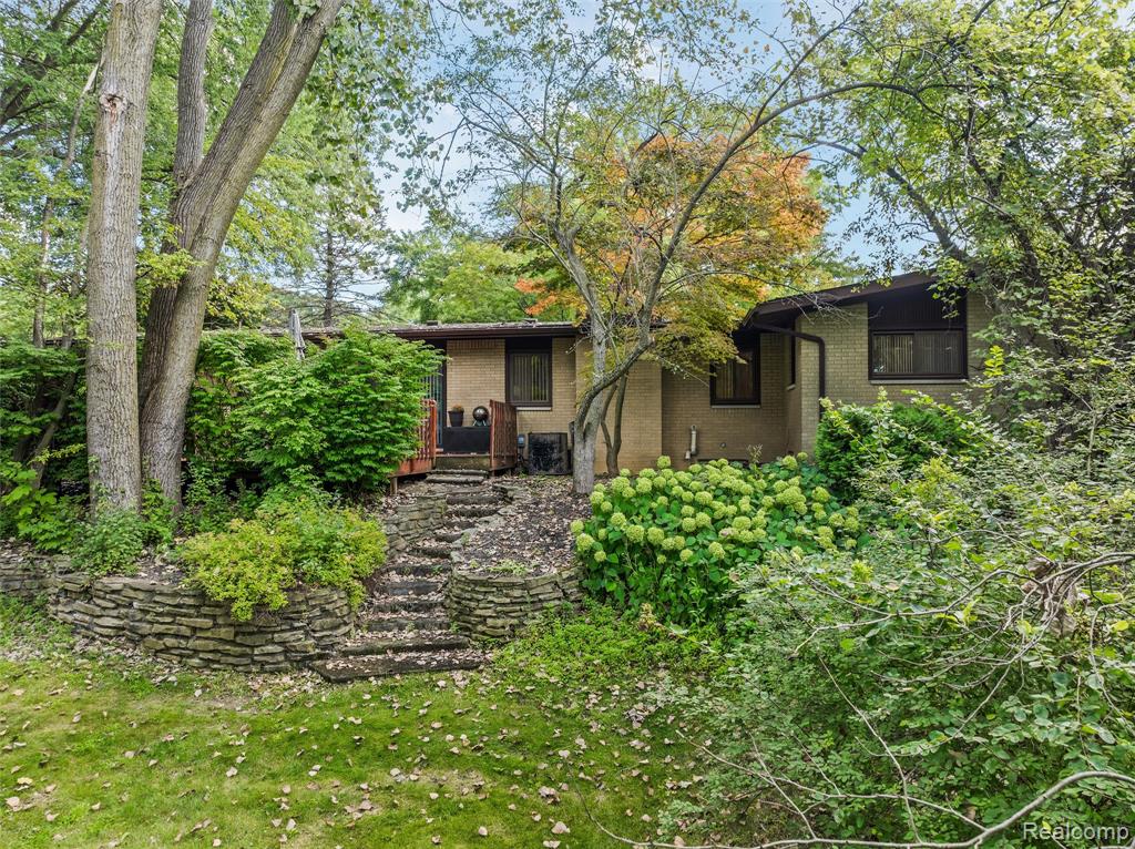 31017 Carriage Hill Road Farmington Hills, MI 48331 - Photo 6 of 39