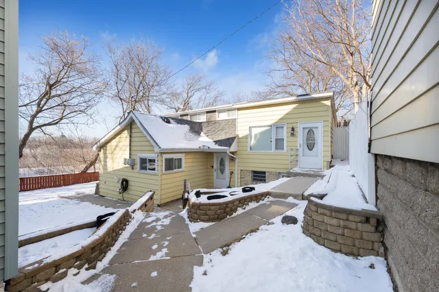 $599,000 | 104 East Clarence Street, Unit 106, Milwaukee, WI 53207