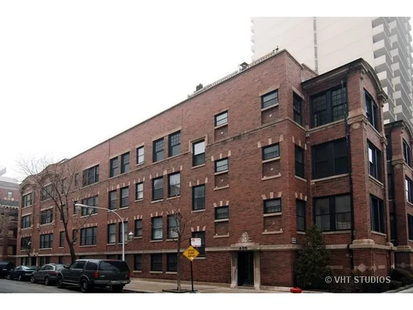 $3,600 | 408 West Briar Place, Unit 2D, Chicago, IL 60657