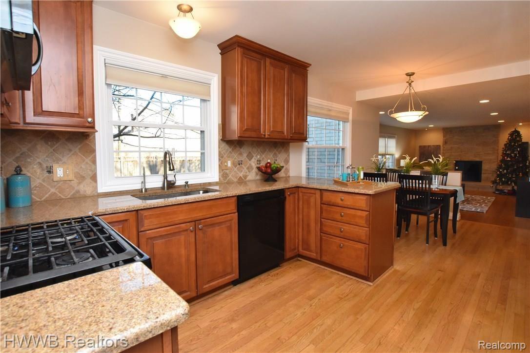 565 South Cranbrook Road Birmingham, MI 48009 - Photo 9 of 31 Granite Counters, beautiful wood cabinets and Hardwood floors