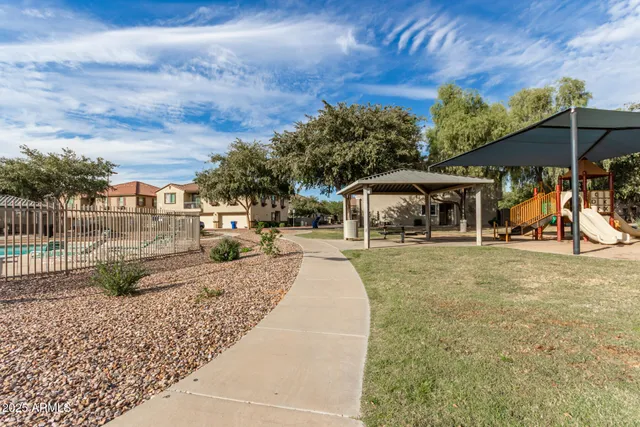 a view of a house with backyard
