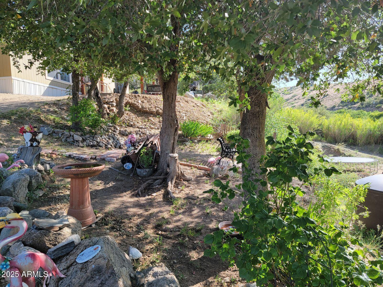 9383 Kellner Canyon Road Globe, AZ 85501 - Photo 23 of 32 a backyard of a house with lots of green space