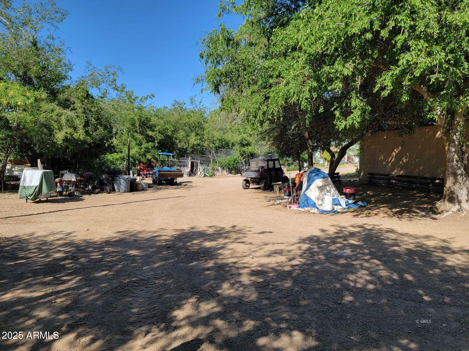 9383 Kellner Canyon Road Globe, AZ 85501 - Photo 31 of 32 a view of a backyard with a tree