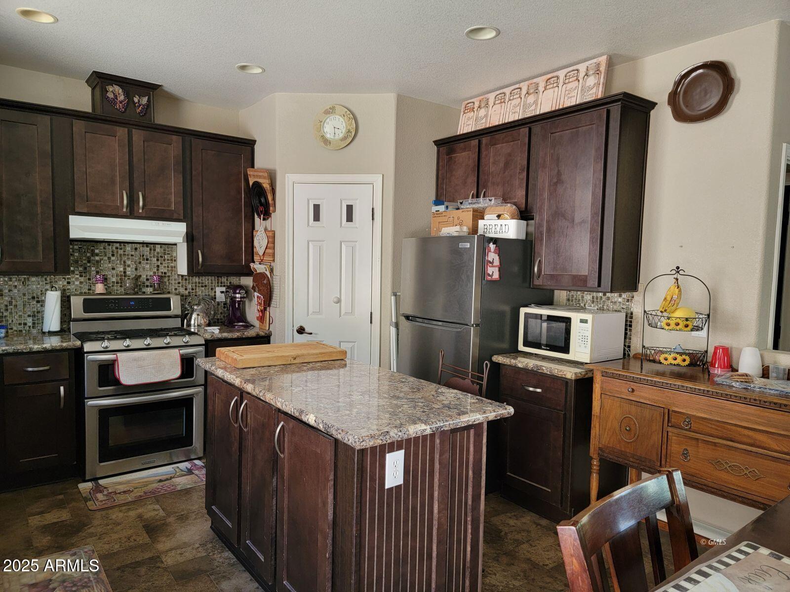 9383 Kellner Canyon Road Globe, AZ 85501 - Photo 8 of 32 a kitchen with granite countertop a sink stove and refrigerator