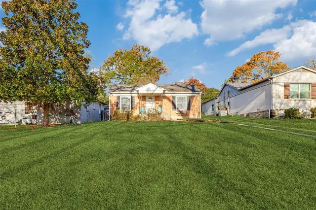 a view of a house with a big yard