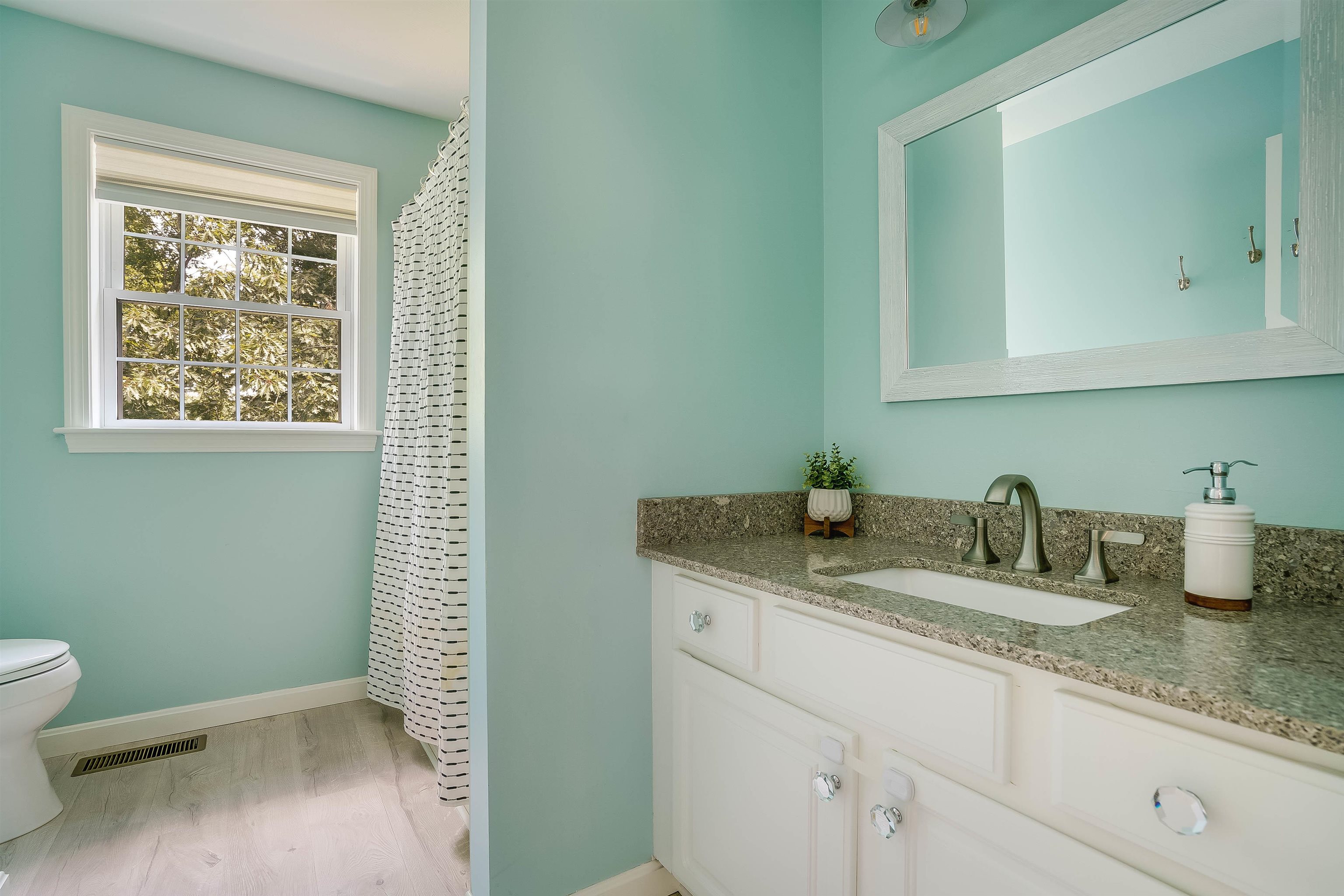 136 Jenkins Road Bedford, NH 03110 - Photo 28 of 40