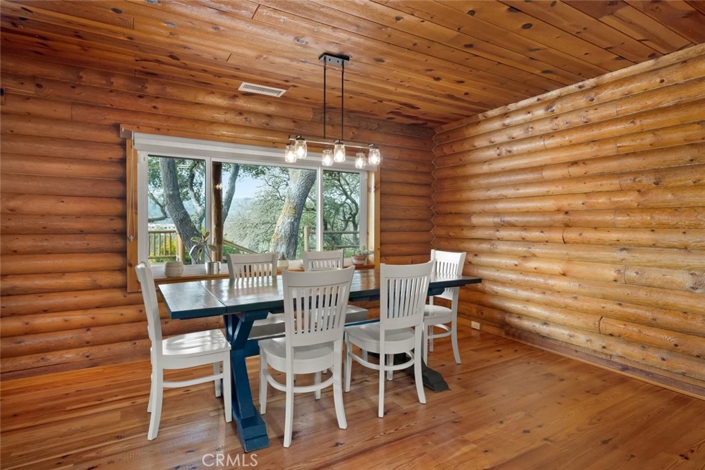 4620 Obispo Road Atascadero, CA 93422 - Photo 17 of 50 a dining room with furniture and window