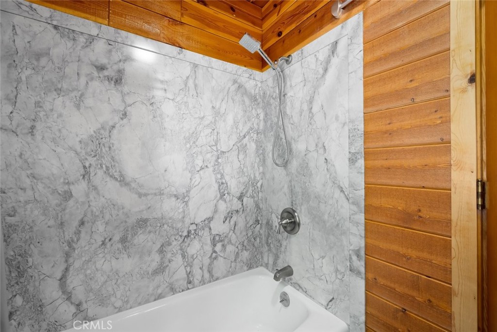 4620 Obispo Road Atascadero, CA 93422 - Photo 30 of 50 a bathroom with a bathtub