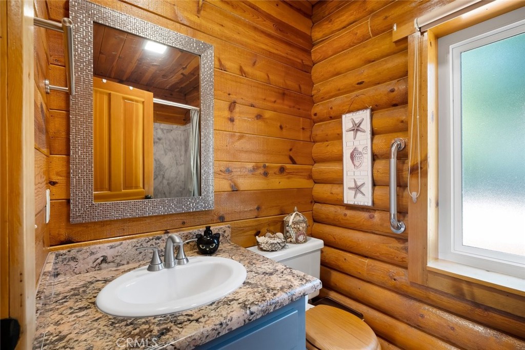 4620 Obispo Road Atascadero, CA 93422 - Photo 32 of 50 a bathroom with a granite countertop tub and a mirror
