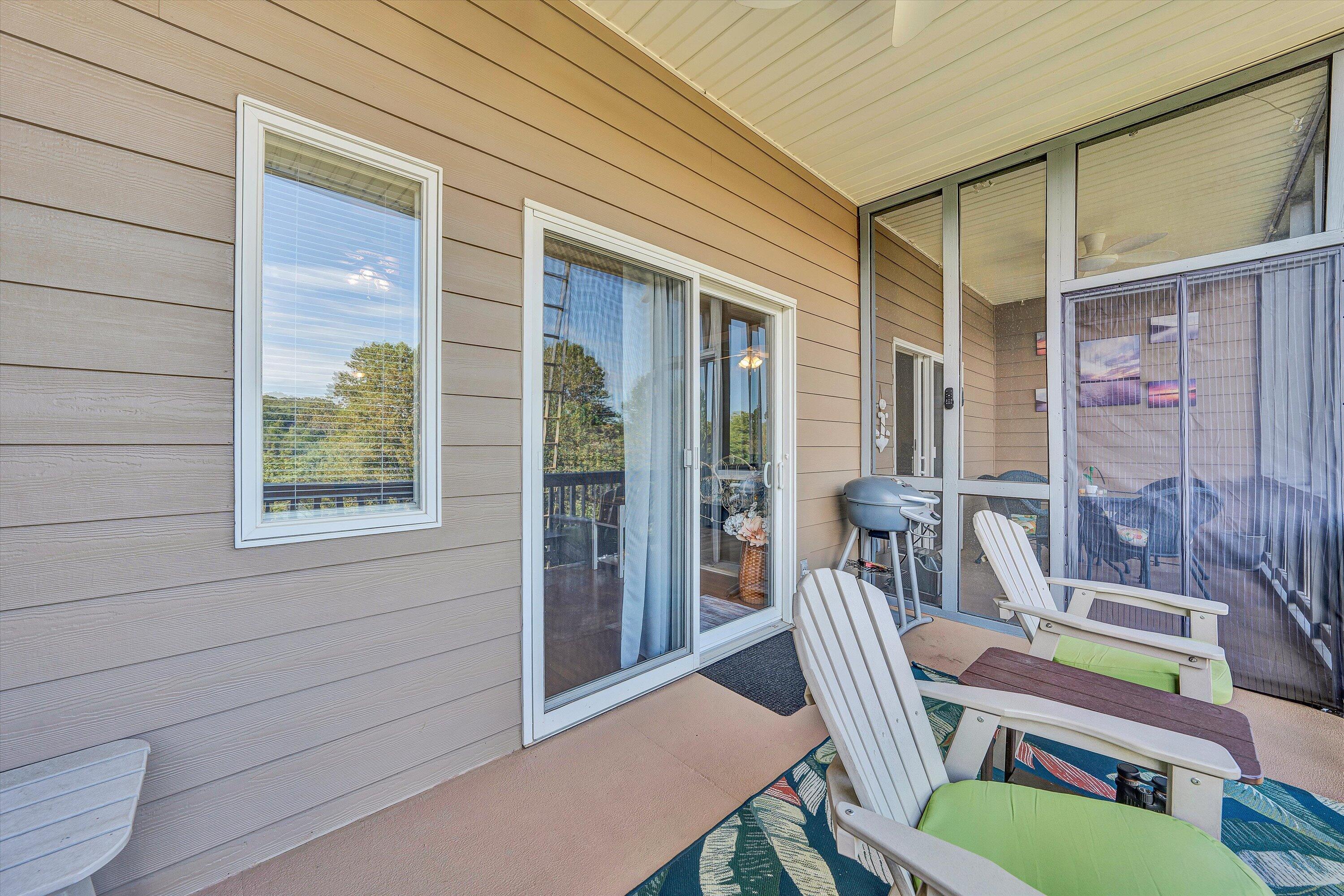 1175 Mariners Way, Unit 54 Huddleston, VA 24104 - Photo 18 of 37 a balcony with table and chairs