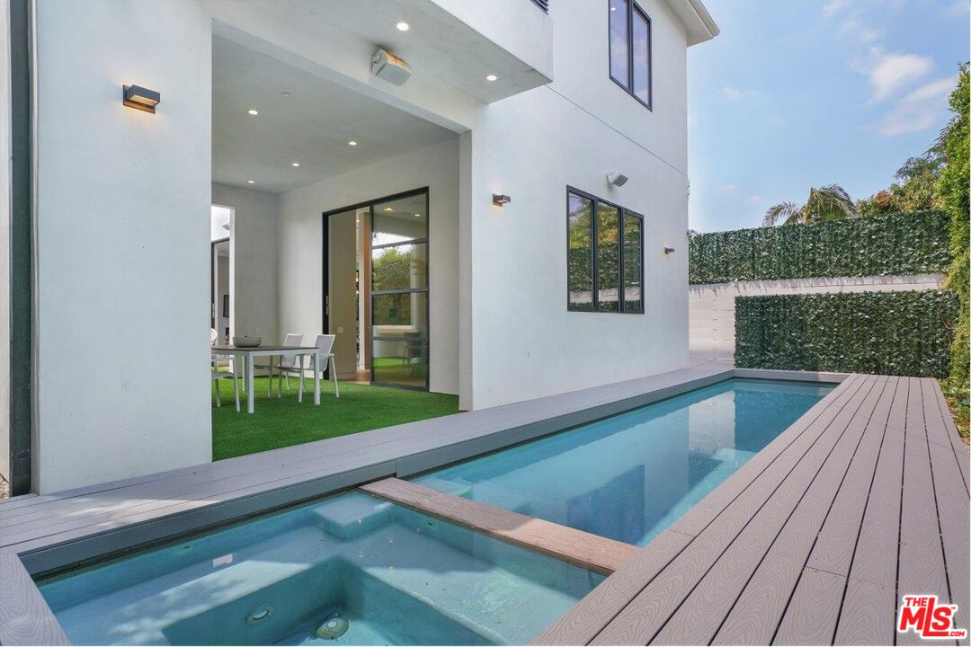 346 North Kings Road Los Angeles, CA 90048 - Photo 15 of 33 a view of balcony and deck