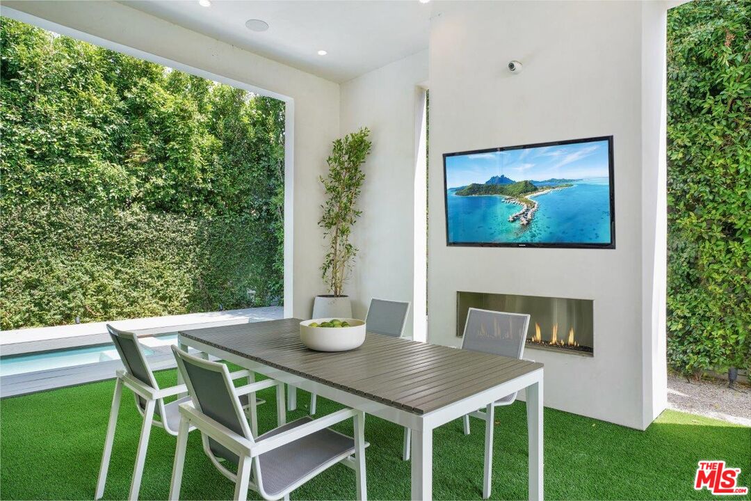346 North Kings Road Los Angeles, CA 90048 - Photo 19 of 33 a view of an outside dining space with furniture