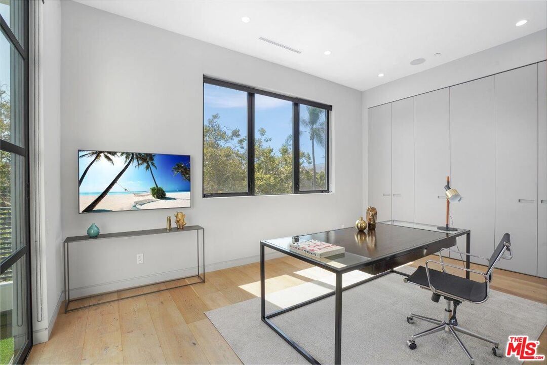 346 North Kings Road Los Angeles, CA 90048 - Photo 23 of 33 a workspace with furniture and a window