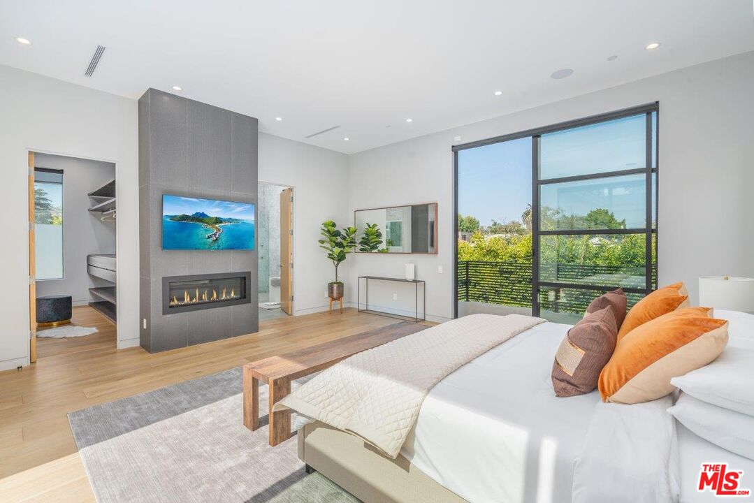 346 North Kings Road Los Angeles, CA 90048 - Photo 28 of 33 a bedroom with a bed and a large window