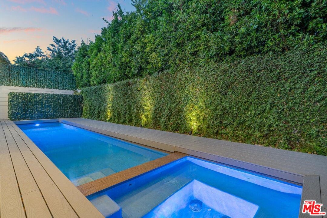 346 North Kings Road Los Angeles, CA 90048 - Photo 33 of 33 a view of a tennis court