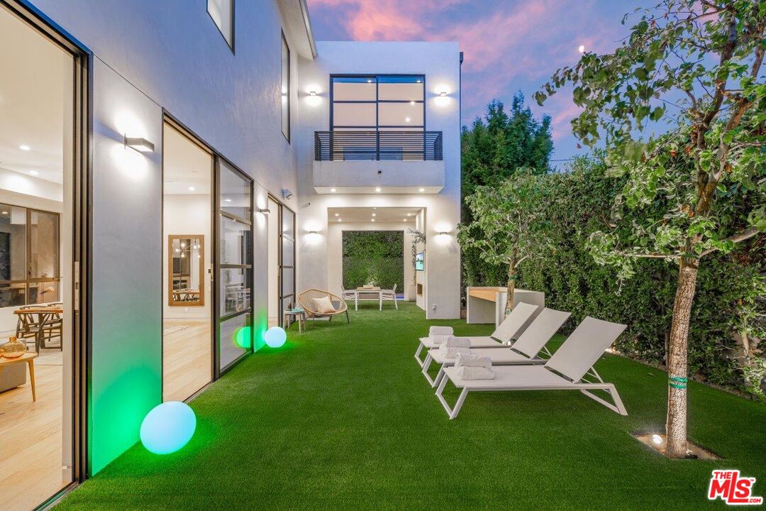 346 North Kings Road Los Angeles, CA 90048 - Photo 5 of 33 a view of a two chairs in the patio