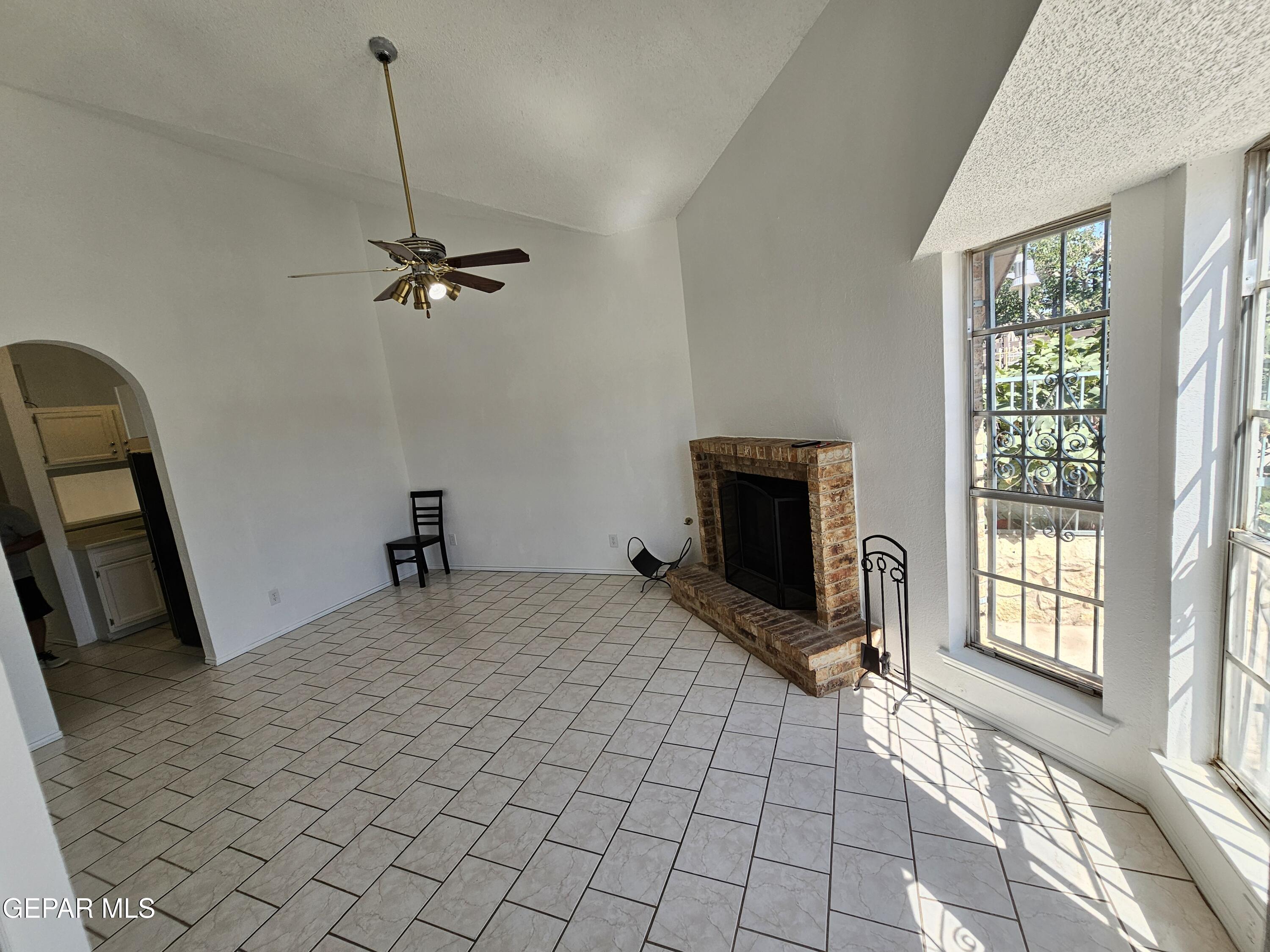 833 Destello Road El Paso, TX 79907 - Photo 15 of 55 Entry/Living