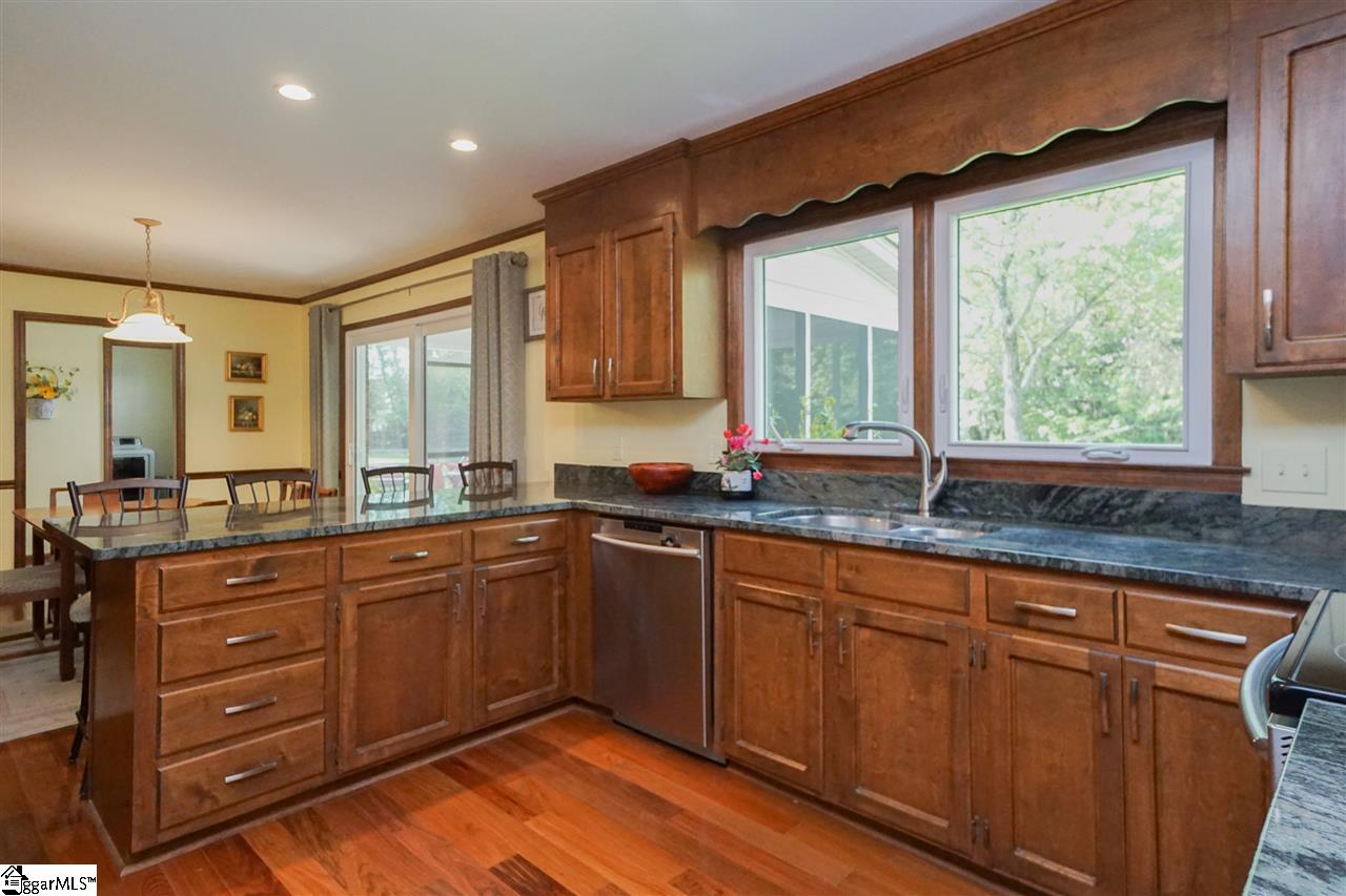 102 Stonecrest Road Greer, SC 29650 - Photo 9 of 33 Gallery Image 9