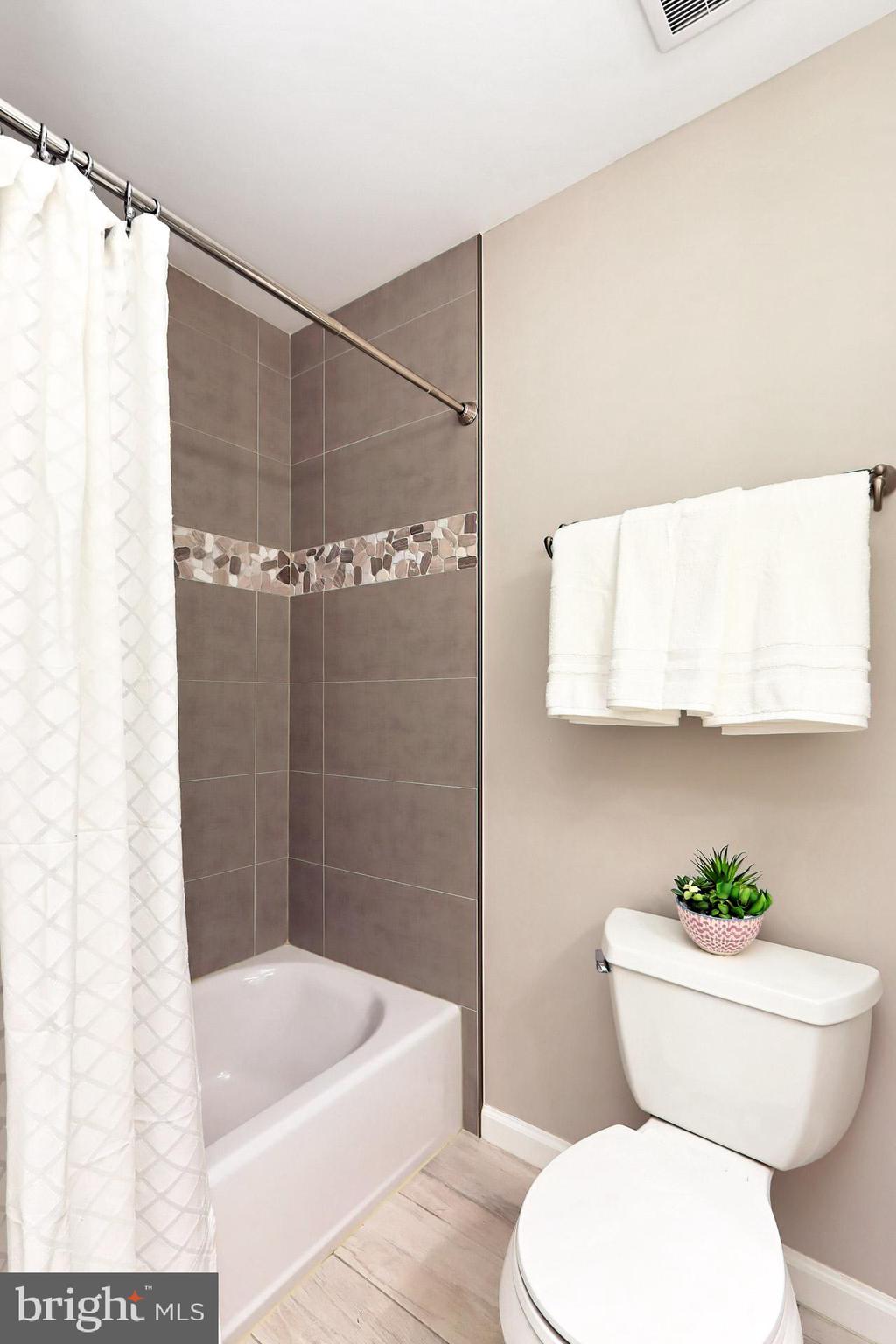 7004 Maple Tree Lane Springfield, VA 22152 - Photo 36 of 58 Hall bath