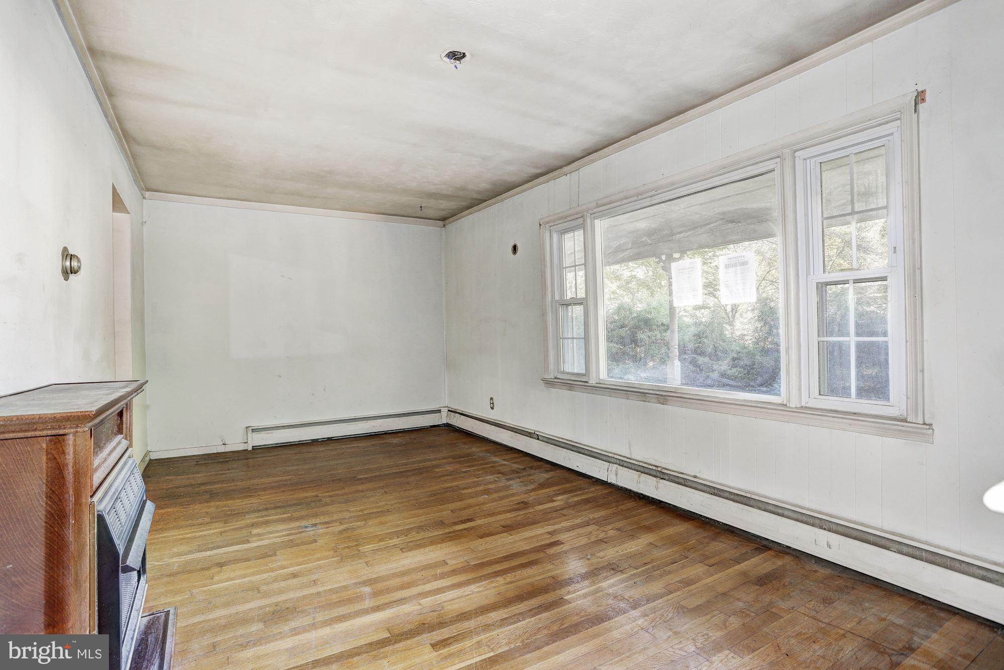 15807 Good Hope Road Silver Spring, MD 20905 - Photo 5 of 33 Living Room