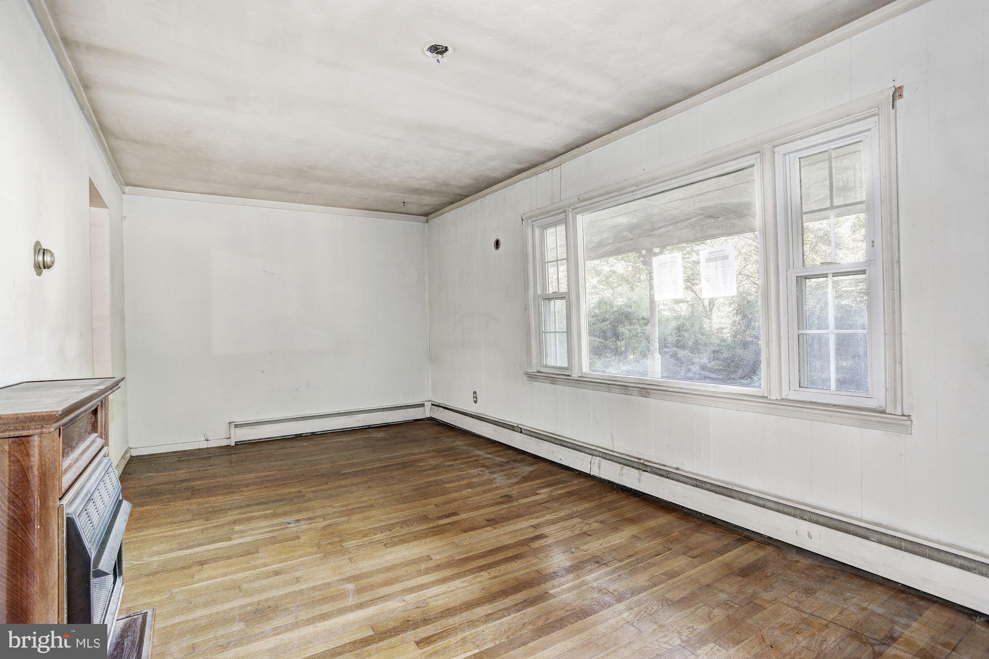 15807 Good Hope Road Silver Spring, MD 20905 - Photo 6 of 33 Living Room