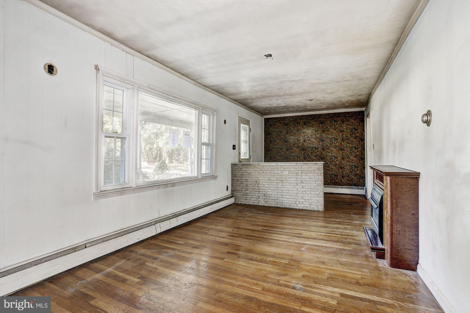 15807 Good Hope Road Silver Spring, MD 20905 - Photo 7 of 33 Living Room