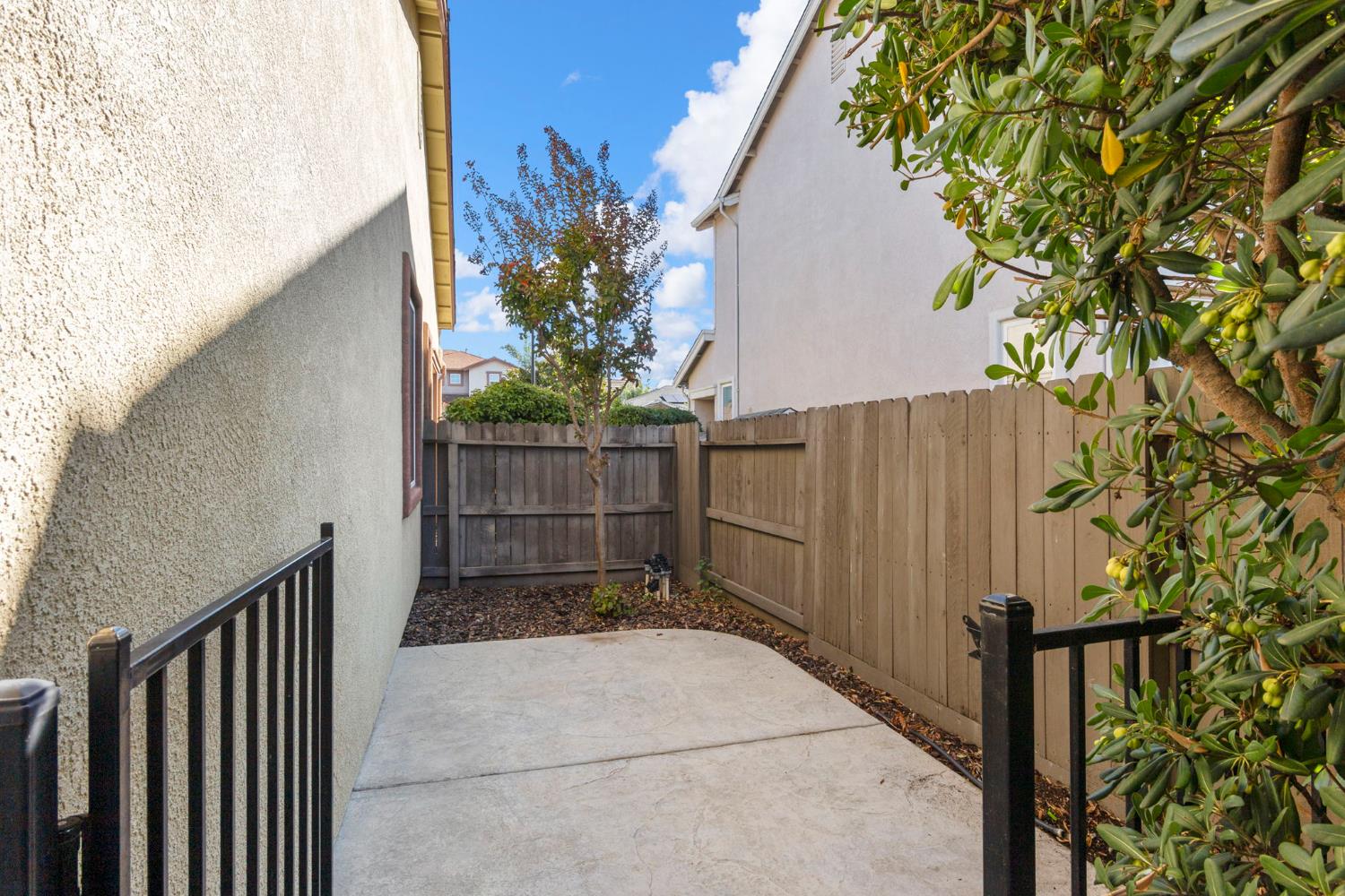 3451 Rainhill Loop Roseville, CA 95747 - Photo 37 of 40 a view of a backyard