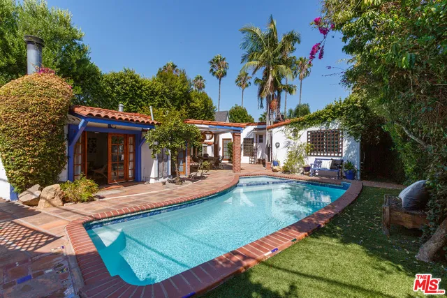 a view of a backyard with plants
