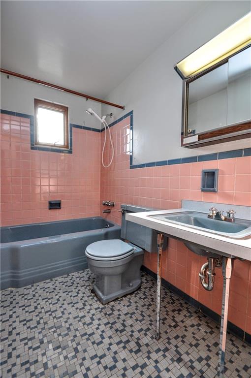 5262 McAnulty Road Pittsburgh, PA 15236 - Photo 11 of 23 Main Floor Bath