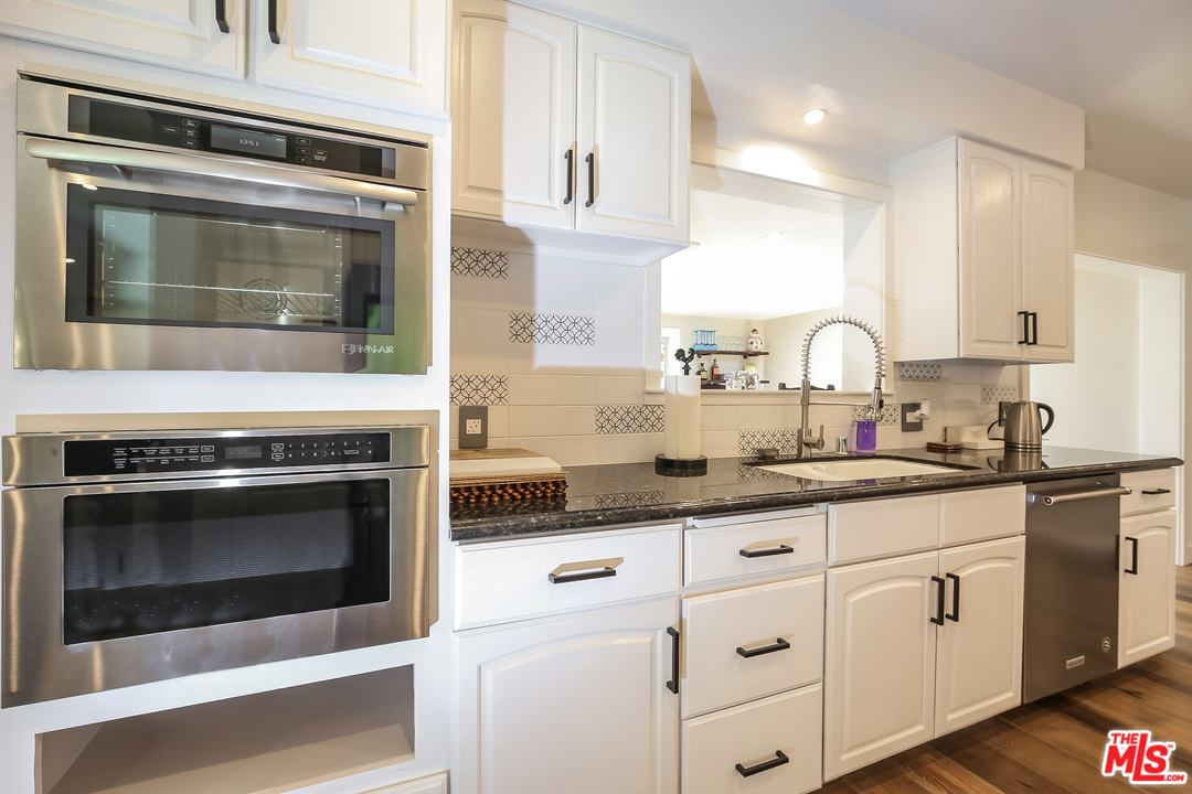 15500 Royal Ridge Road Sherman Oaks, CA 91403 - Photo 17 of 39