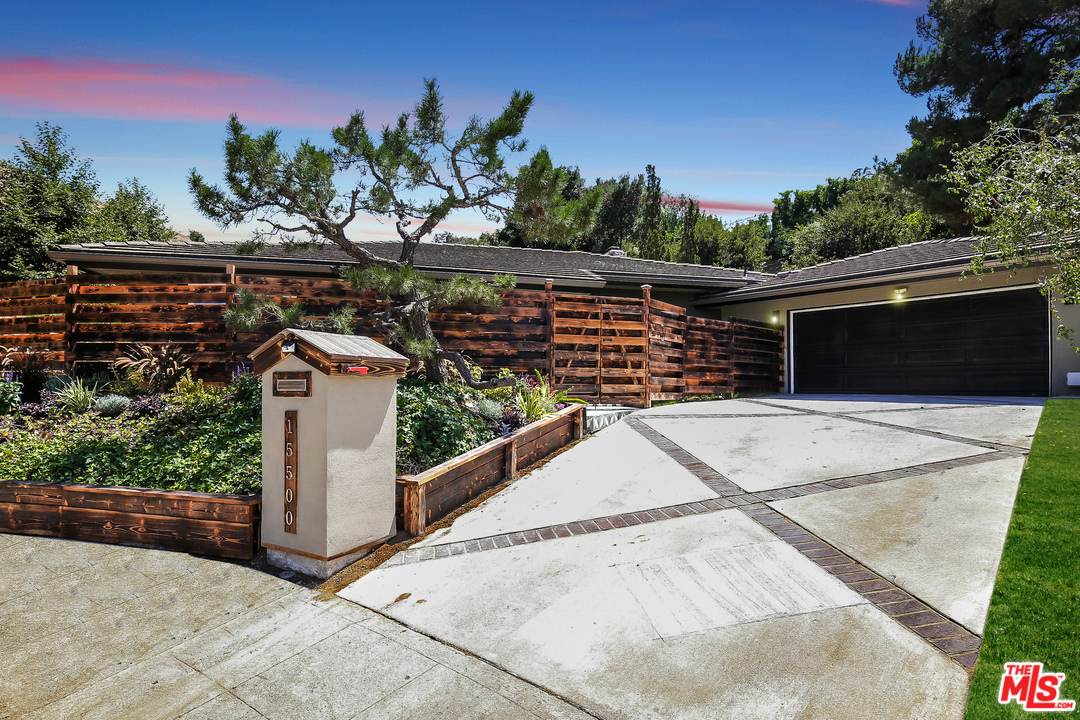 15500 Royal Ridge Road Sherman Oaks, CA 91403 - Photo 3 of 39