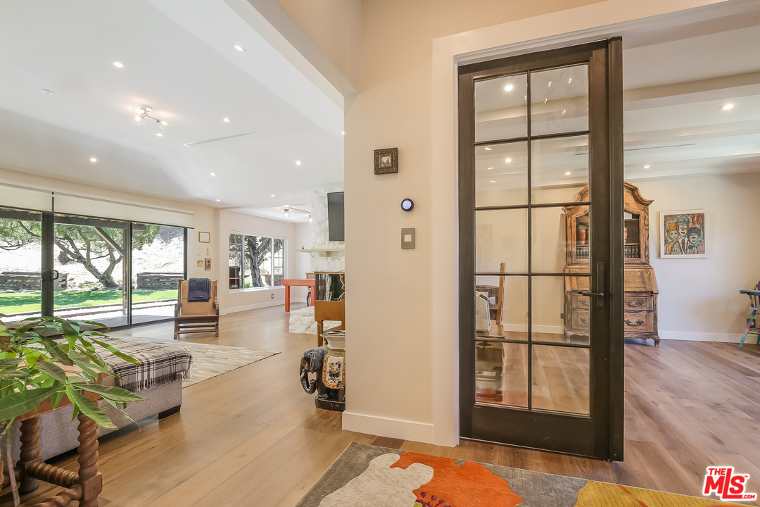 15500 Royal Ridge Road Sherman Oaks, CA 91403 - Photo 5 of 39