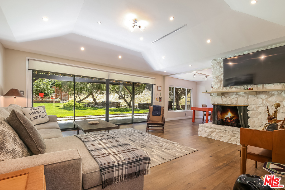 15500 Royal Ridge Road Sherman Oaks, CA 91403 - Photo 7 of 39