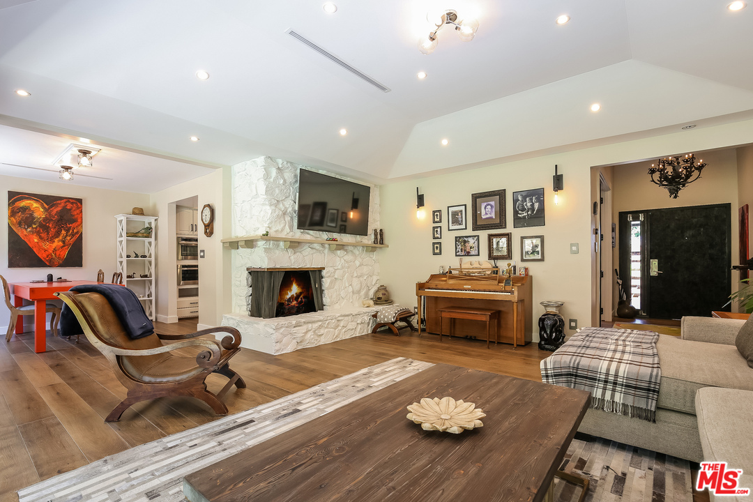 15500 Royal Ridge Road Sherman Oaks, CA 91403 - Photo 8 of 39