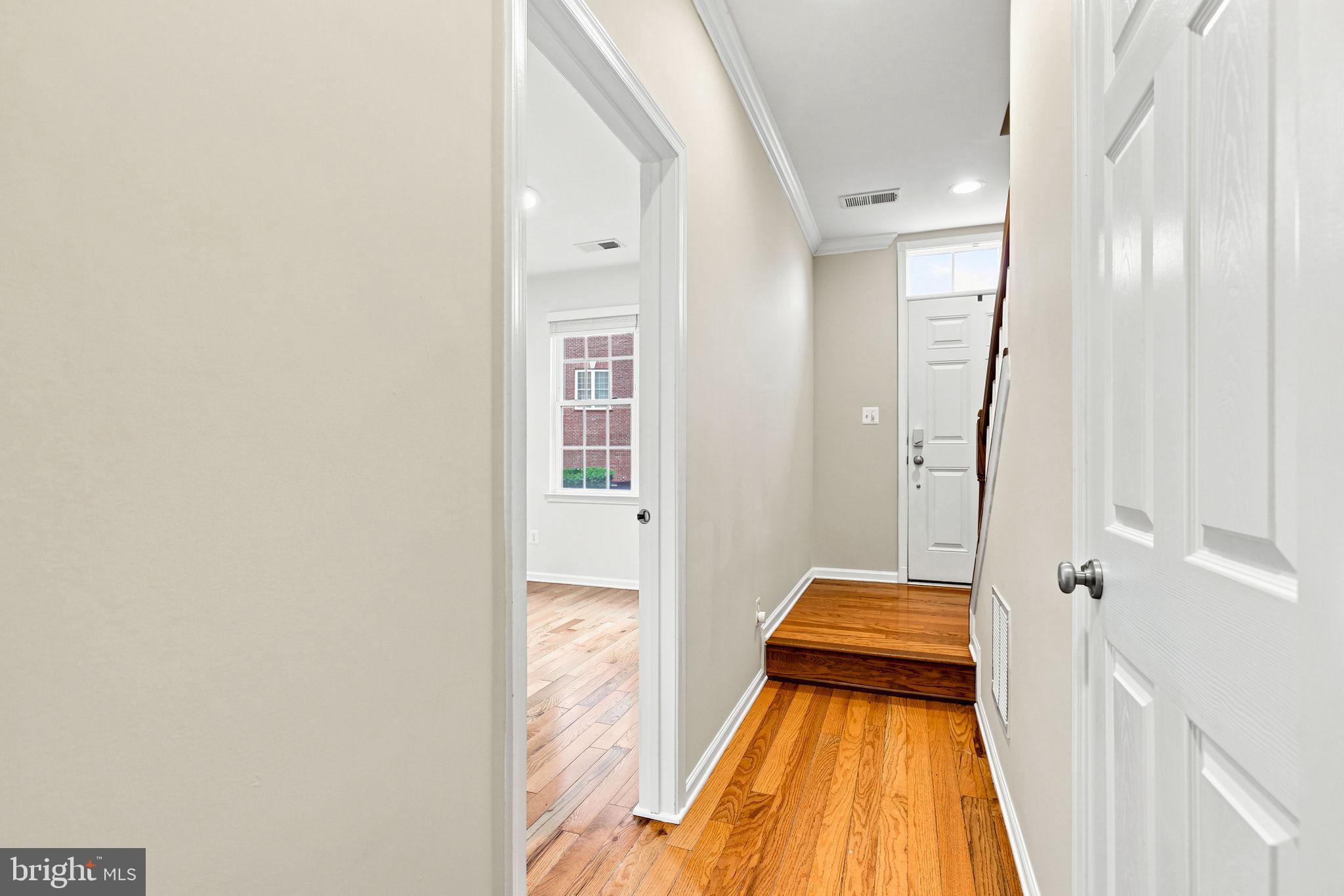 25156 Monteith Terrace Chantilly, VA 20152 - Photo 25 of 72 Inviting entryway with warm tones.