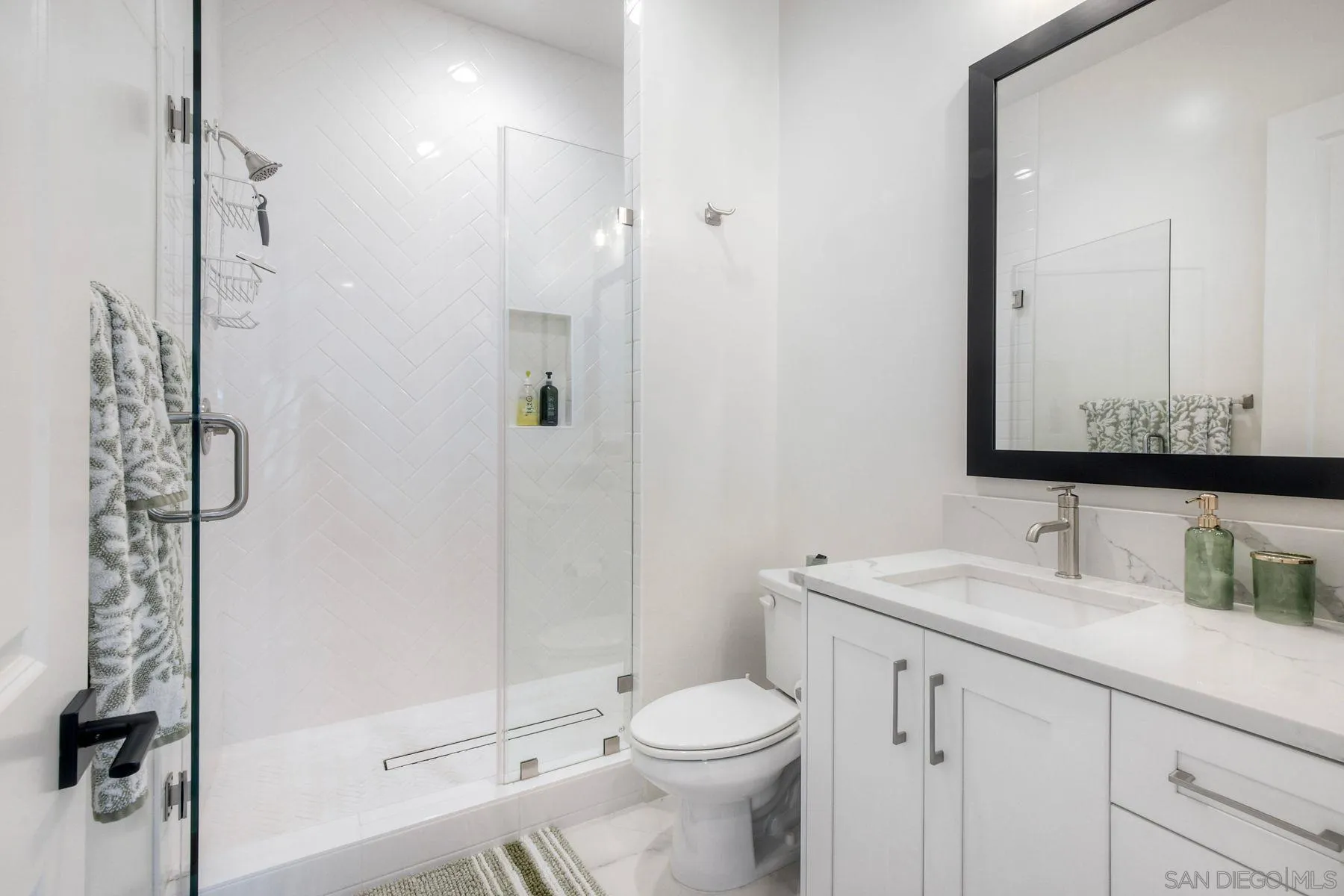 655 Hamilton Lane Escondido, CA 92029 - Photo 24 of 33 Bathroom #3