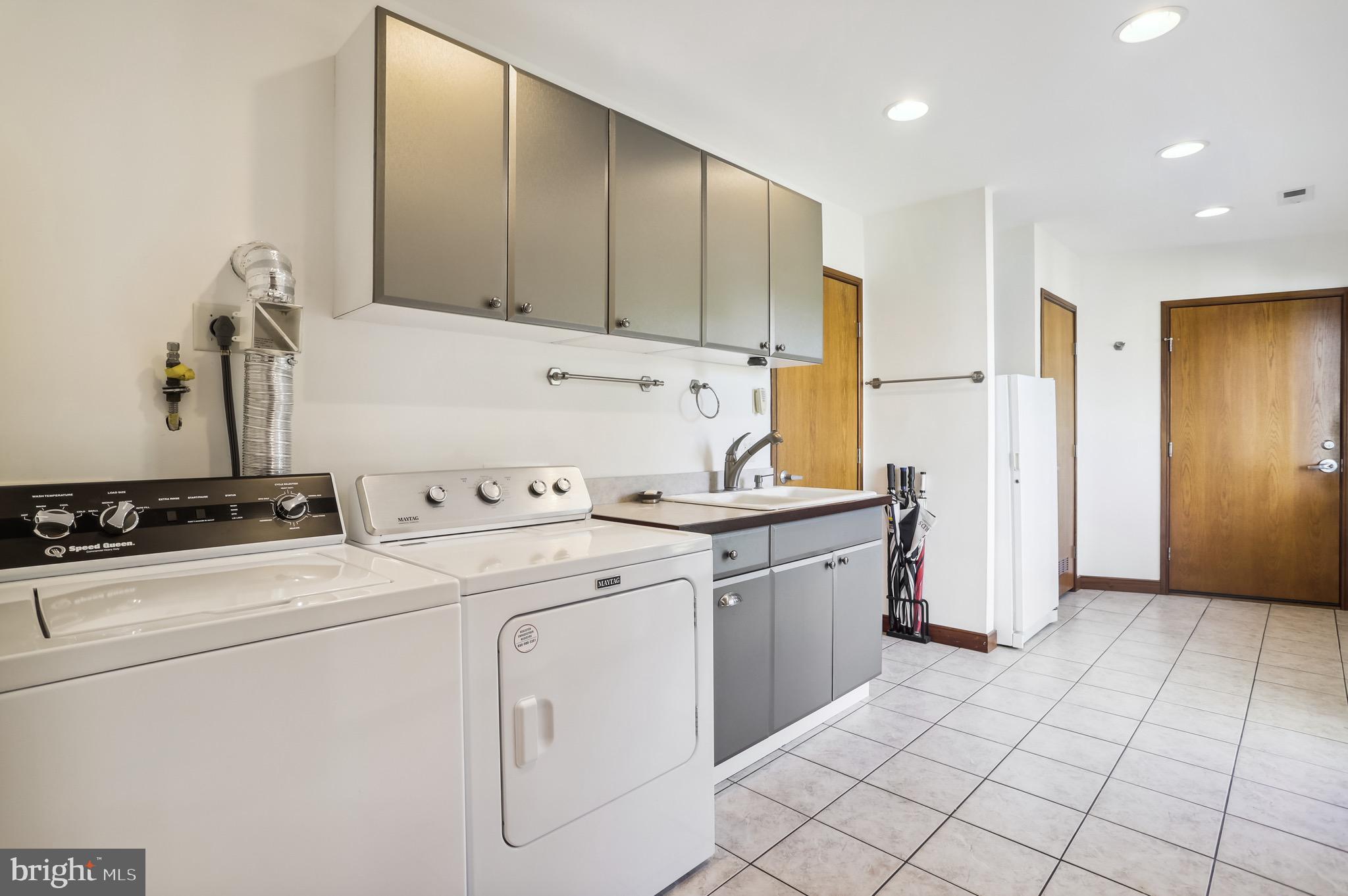 4168 Cadle Creek Road Edgewater, MD 21037 - Photo 28 of 80 Main level laundry with cabinets and dual sink.