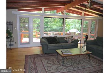 6701 Queens Ferry Road Baltimore, MD 21239 - Photo 3 of 30 Living Room