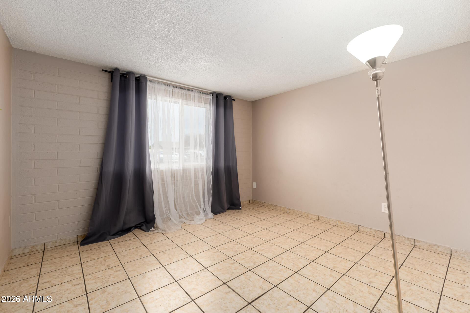 7265 West Camelback Road Phoenix, AZ 85033 - Photo 21 of 31 a view of an empty room and window