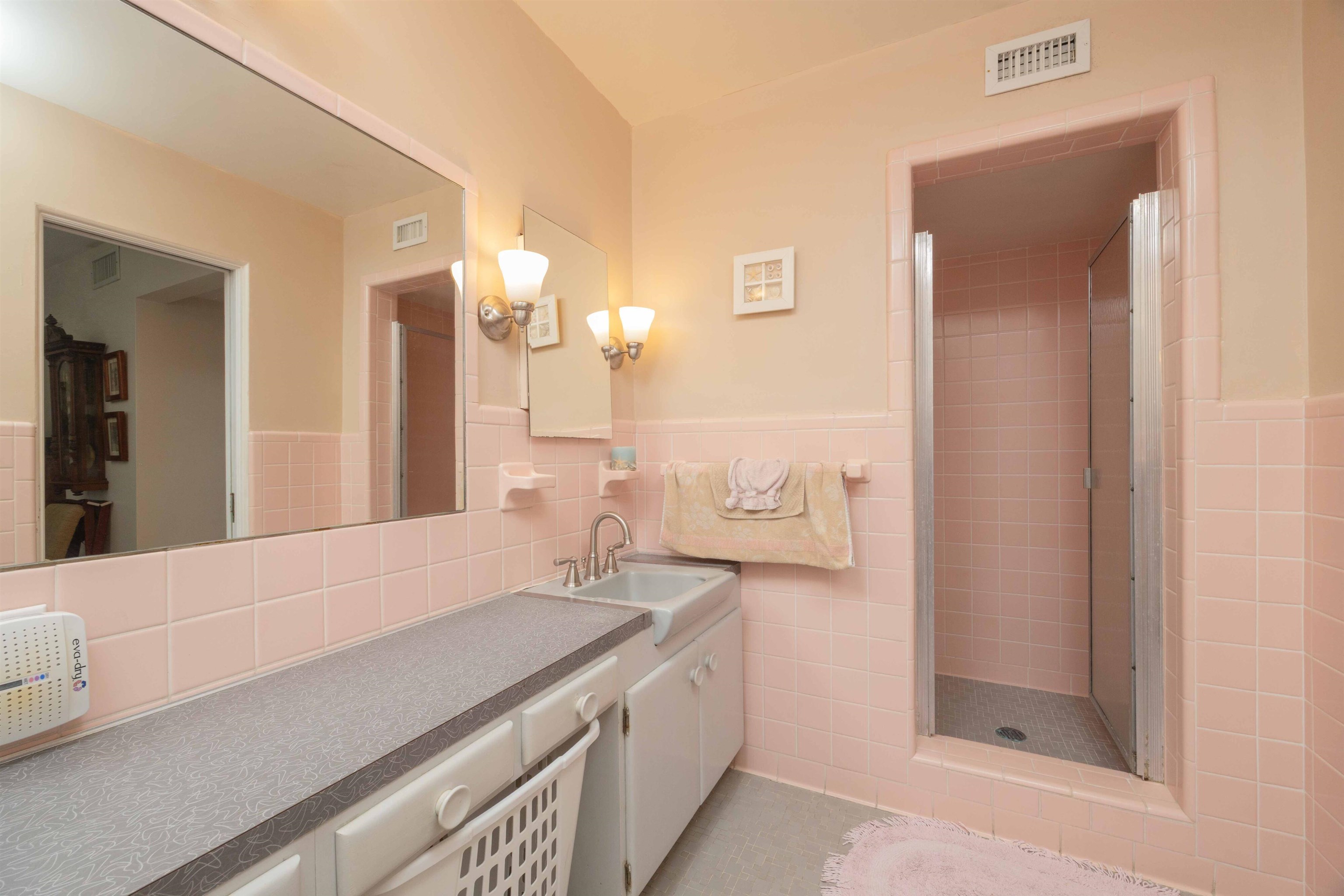 124 Inlet Drive St. Augustine, FL 32080 - Photo 37 of 45 a bathroom with a sink and a mirror