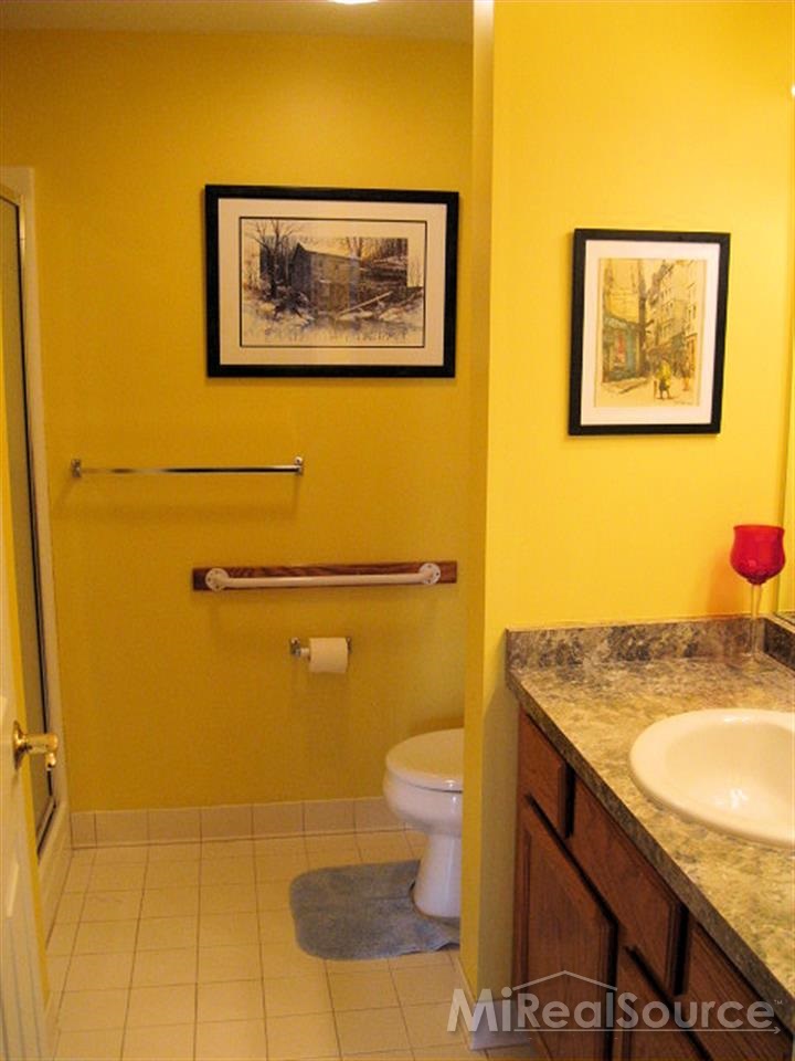 33522 Utica Road Fraser, MI 48026 - Photo 13 of 24 31188994-13.JPG