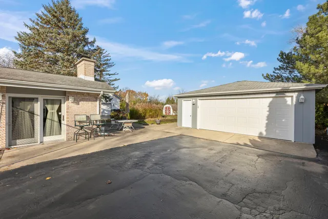 $395,000 | 3068 Hickory Road, Homewood, IL 60430