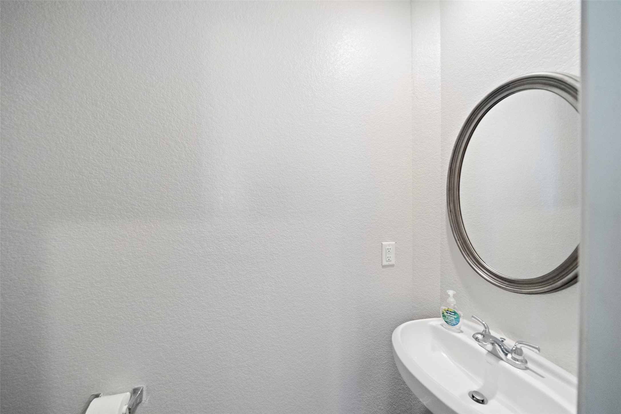 6161 White Oak Leaf Loop Conroe, TX 77303 - Photo 4 of 25 a bathroom with a sink and a mirror