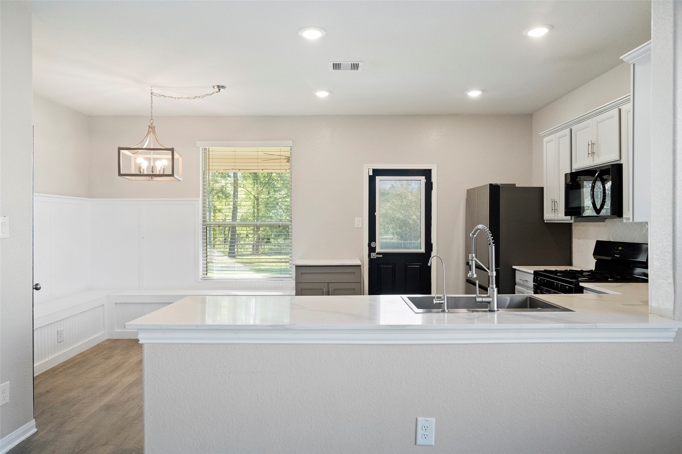 6161 White Oak Leaf Loop Conroe, TX 77303 - Photo 9 of 25 a bathroom with double vanity and a mirror