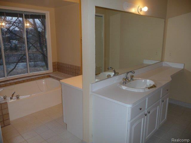 3242 Quail Ridge Circle Rochester, MI 48309 - Photo 13 of 25 Master Bathroom View 1