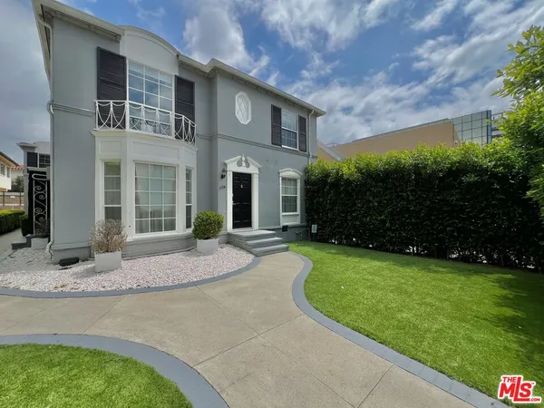 a view of a house with backyard and garden