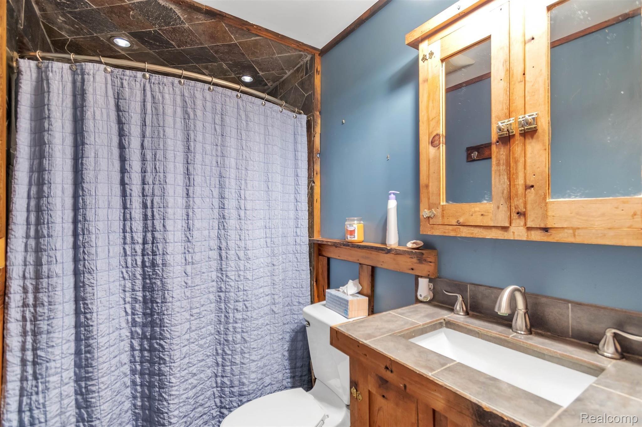 3859 Mapleleaf Road Waterford, MI 48328 - Photo 15 of 39 18-3859 Mapleleaf-WindowStill-Real-.jpg