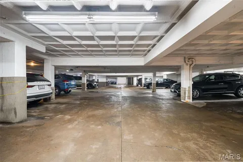 $325,000 | 250 South Brentwood Boulevard, Unit 1F, Clayton, MO 63105